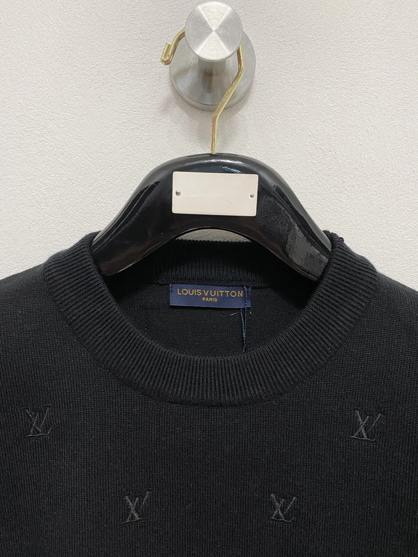 🅿️440 LV 2025 new wool blended round neck long sleeve sweater cardigan bottoming sweater, high-end version! The custom-made fabrics at the counter are highly breathable and comfortable, with impeccable details and brand element design concepts, reflecting high quality. It feels delicate and soft! It presents a casual cut and the upper body shape is great! 🐉Code size: M-3XL